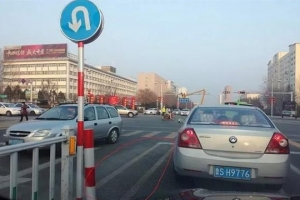 車主請注意！路口不要這樣轉(zhuǎn)彎，一旦被發(fā)現(xiàn)，扣8分罰500元