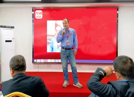 每天50個(gè)俯臥撐！這位司機(jī)用超好狀態(tài)提供高品質(zhì)乘客服務(wù)